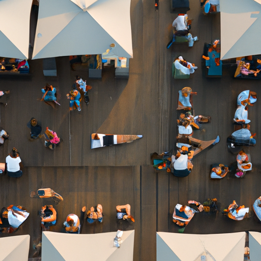מבט אווירי של גג בתל אביב, עם שורת אנשים שנהנים מערב קיץ
